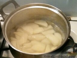 Пирожки с картошкой, яйцом и зеленью: Картофель отварите в подсоленной воде. Для этого  картофель очистите и тщательно вымойте. Залейте водой, доведите до кипения, добавьте щепотку соли. Варите при слабом кипении 15 минут.