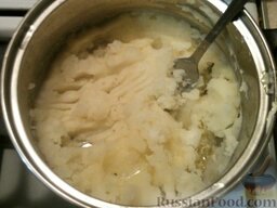 Пирожки с картошкой, яйцом и зеленью: Приготовьте из него пюре, добавив молоко и сливочное масло.