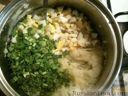 Пирожки с картошкой, яйцом и зеленью: В картофельное пюре добавьте рубленые вареные яйца, измельченную зелень, посолите по вкусу (1 щепотка).