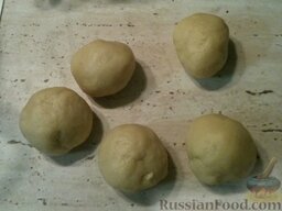 Пирожки с картошкой, яйцом и зеленью: Из теста сформируйте шарики размером с куриное яйцо (50 г).