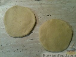 Пирожки с картошкой, яйцом и зеленью: Сделайте из них лепешки толщиной 0,5 см