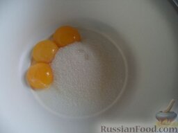 Блины на дрожжах: Желтки отделяют от белков. К желткам добавляют сахар и соль.