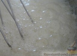 Блины на дрожжах: Белки охлаждают в морозильнике 5 минут, солят (1 щепотка соли), взбивают миксером до крепкой пены (около 3-4 минут).