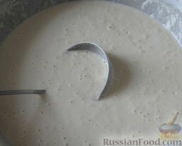 Блины на дрожжах: Перед выпечкой в тесто добавляют взбитые белки. Хорошо перемешивают. Тесто для блинов готово.