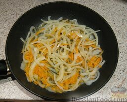 Пангасиус с овощами: Обжарить лук и морковь на растительном масле.