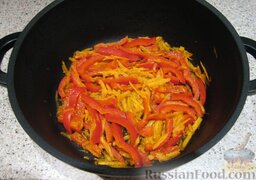 Тефтельки с овощами: Вторую половину моркови натереть на крупной терке. Болгарский перец порезать крупной соломкой. Несколько минут обжарить на растительном масле.