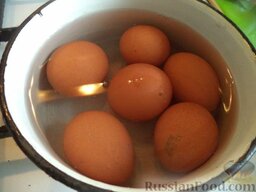 Салат «Нежность»: Яйца сварите вкрутую. Для этого  выложите яйца в кастрюлю, залейте холодной водой, поставьте на огонь и доведите до кипения. Варите на среднем огне 10 минут. Кипяток слейте, залейте яйца холодной водой. Охладите.