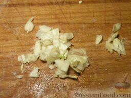 Кальмары с сыром и чесноком: Чеснок очистите. Очищенный чеснок мелко нарежьте.