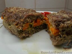 Мясной рулет с тыквой и сыром: Подайте рулет мясной с тыквой и сыром со свежими овощами, кетчупом.