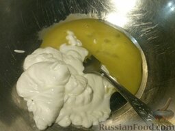 Запеканка из макарон с сыром: Отделить желтки от белков.  Желтки растереть с солью, смешать со сметаной.