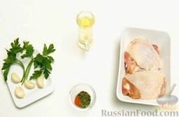 Курица, запеченная в рукаве: Берем два куриных бедрышка, моем, обсушиваем бумажным полотенцем. Подготавливаем растительное масло, сушеные пряности, чеснок и зелень.