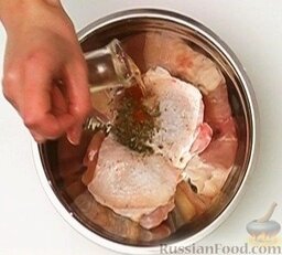 Курица, запеченная в рукаве: Куриные бедрышки солим, перчим, посыпаем пряностями, поливаем растительным маслом.