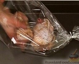 Курица, запеченная в рукаве: Разогреваем духовку до 190 градусов (противень лучше вынуть из духовки).  Затем выкладываем курицу в рукав на противне.