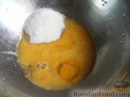 Манник: В другую миску вбить яйца, добавить сахар. Посолить.