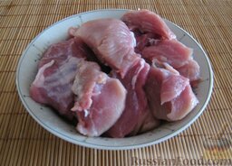 Свинина с овощами в горшочке: Мясо нарезать некрупными кусочками, добавить к луку с морковью, посолить, поперчить, добавить специй по вкусу и обжарить до изменения цвета.