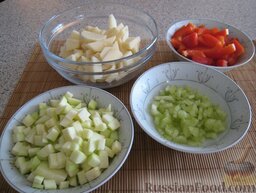 Свинина с овощами в горшочке: Очистить картофель, кабачок, сельдерей и некрупно порезать. Болгарский перец порезать крупной соломкой.