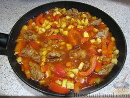 Свинина с овощами в горшочке: К мясу добавить кабачок, сельдерей, болгарский перец, и, если необходимо немного воды. Протушить 5-10 мин.
