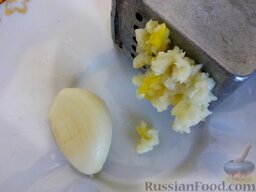 Картошка по-французски: Очистите и измельчите чеснок в чесночнице или мелко нарубите его.