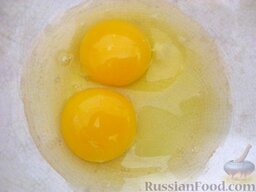 Картошка по-французски: Яйца вымойте, разбейте в отдельную тарелку.
