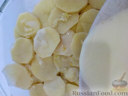 Картошка по-французски: Яичной смесью залейте картофель.    Разогрейте духовку до 180 градусов.