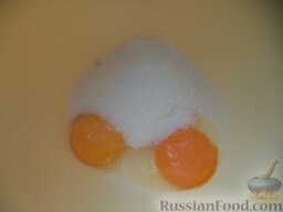 Печенье "Орешки": Отделить желтки от белков. К желткам добавить сахар.