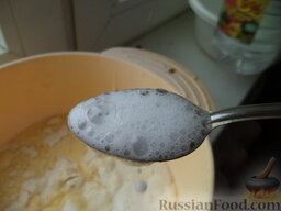 Печенье "Орешки": В миске соединить муку, теплый маргарин, желтки взбитые с сахаром, белки, соль, ванилин. Далее соду гасить в ч.л. уксуса, добавить в миску.