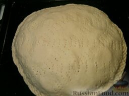 Пирог с сырой картошкой: Края скрепить, а сверху сделать художественные надрезы или проколы вилкой.