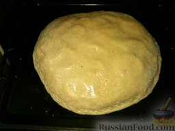 Пирог с сырой картошкой: Верх смазать растительным маслом.