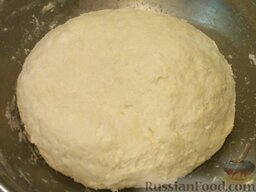 Пирог с сырой картошкой: Вымесить мягкое тесто (но такое, чтобы его можно было раскатывать). При необходимости добавить больше муки.