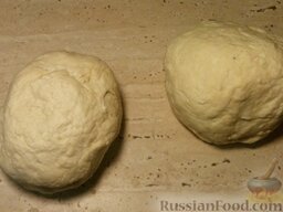 Пирог с сырой картошкой: Сделать два колобка.