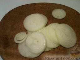 Пирог с сырой картошкой: Лук очистить, нарезать кольцами толщиной 0,3 см