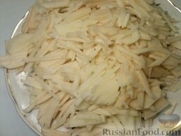Пирог с сырой картошкой: Картофель нарезать соломкой (удобно это делать на терке для корейской моркови или специальной шинковке).