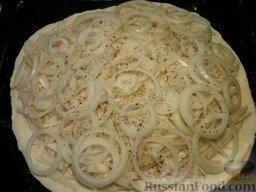 Пирог с сырой картошкой: На одну лепешку выложить нарезанный соломкой картофель, сверху кольцами нарезанный репчатый лук, соль, перец черный, все сбрызнуть подсолнечным маслом.
