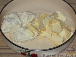 Рогалики (Бабушка Галя): Как приготовить творожные рогалики с начинкой:    Масло (100 г) мелко  нарезать. Добавить творог. Растереть творог с маслом.