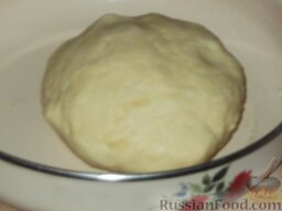 Рогалики (Бабушка Галя): Замесить мягкое эластичное тесто. Оставить на холоде (в холодильнике) на 3 часа.