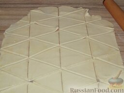 Рогалики (Бабушка Галя): Затем тесто раскатать, разрезать на треугольники со стороной примерно 8 см