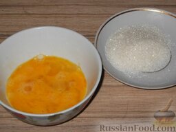 Рогалики (Бабушка Галя): Разогреть духовку до 200 градусов.    В мисочке взбить яйцо. В мелкую тарелку насыпать сахар.