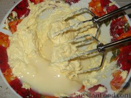 Торт "Графские Развалины": Для крема масло и сгущенку взбить. При желании в крем можно добавить столовую ложку какао.