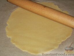 Торт "Медовый": Взять одну часть теста. Раскатать в пласт, толщиной 3-4 мм и диаметром 22-24 см. При желании, обрезать края.