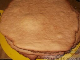 Торт "Медовый": Разогреть духовку.    Корж испечь до золотистого цвета при температуре 200 градусов (выпекать 10-15 минут). Также спечь остальные коржи.