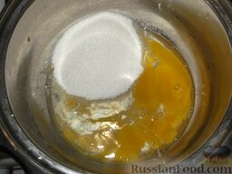 Торт "Медовый": Крем:3 яйца, 1 стакан сахара, 2 ст.л. муки, 2 стакана молока 250 гр. масла.     3 яйца взбить со стаканом сахара.