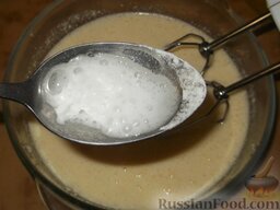 Торт "Медовый": Погасить соду. В тесто положить 1 ч.л. соды, соль.
