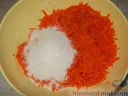 Морковный торт со сметаной: Перемешайте сахар с морковью.