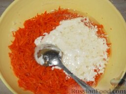 Морковный торт со сметаной: Влейте сметану с маслом в морковь.