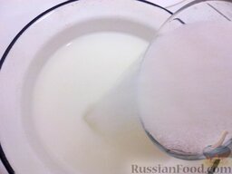 Торт «Наполеон»: Остальное молоко довести до кипения, всыпать сахар. Перемешать.