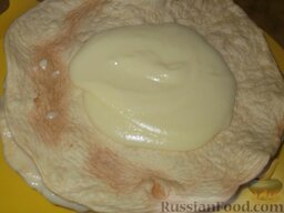 Торт «Наполеон»: Остальные коржи смазать кремом (на этом фото видно, какой консистенции должен быть заварной крем). На один корж нужно 4-4,5 ст. ложки крема.