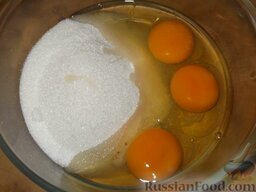 Торт «Птичье молоко»: Включить духовку.    Приготовление пышки: в миску вбить яйца, всыпать сахар.