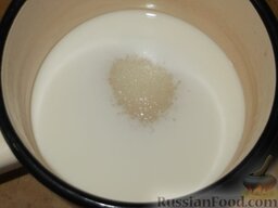 Торт «Птичье молоко»: Приготовление глазури: 6 столовых ложек молока, 6 столовых ложек сахара перемешать.