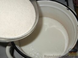 Торт «Птичье молоко»: Крем вы можете приготовить только при наличии миксера. Из молока и манки сварить густую кашу, остудить.