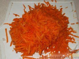 Икра кабачковая: Очистить, вымыть и натереть на терке морковь.